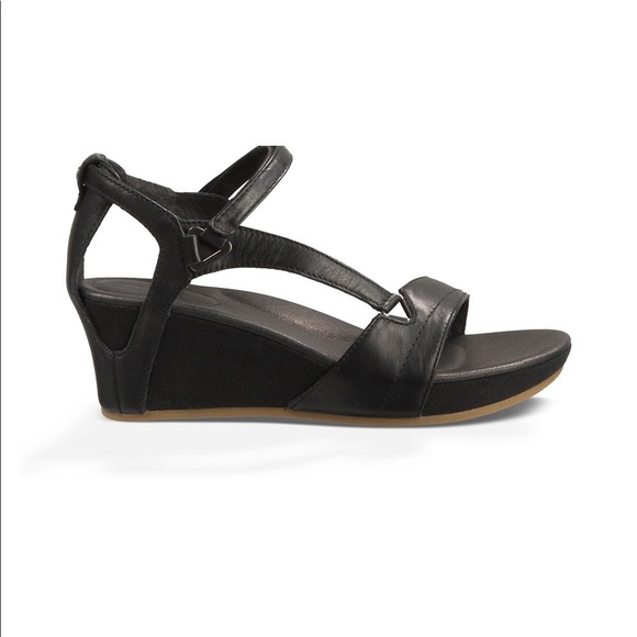 teva capri wedge
